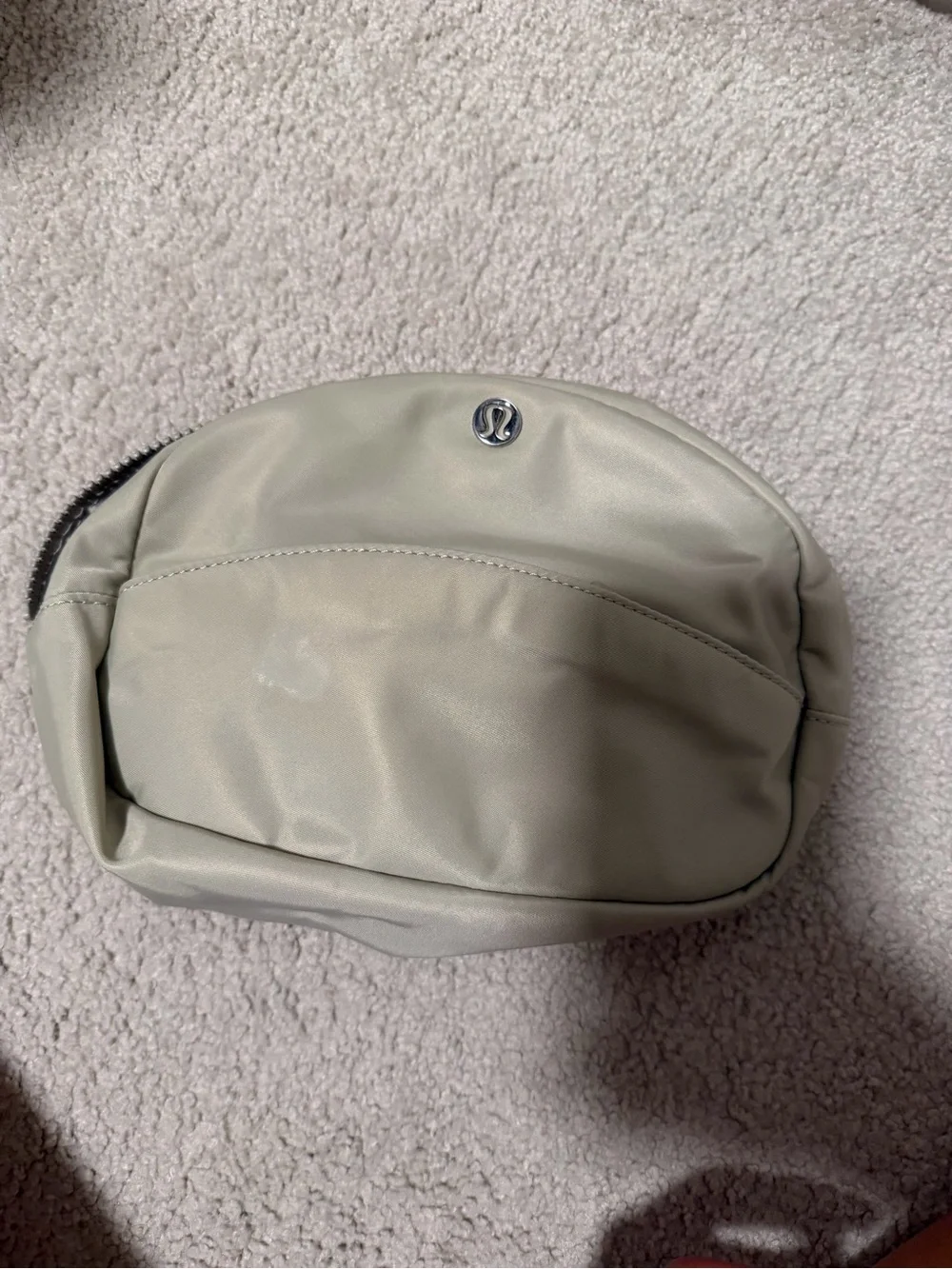Lululemon City Essentials Pouch 4L